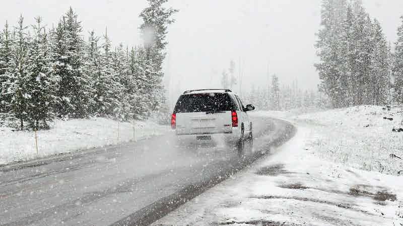 Enlace: ¿Qué hago si me quedo atrapado en la nieve con el coche?