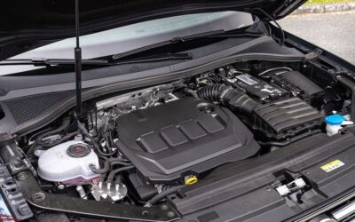 Enlace: Cómo limpiar el motor de un coche: pasos para no dañar componentes.