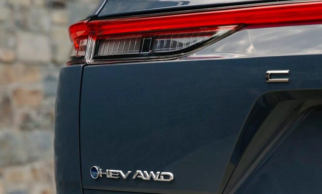 Enlace: Toyota muestra la primera imagen del SUV híbrido que coronará su gama