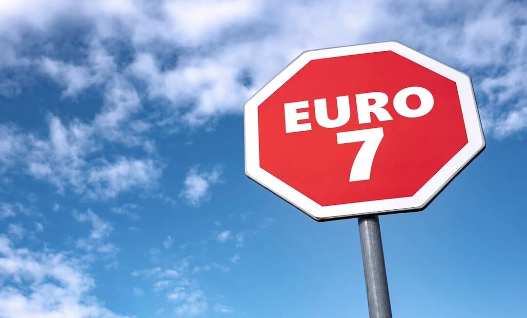Enlace: La UE retrasa la norma de emisiones Euro 7 hasta 2030, un respiro para las marcas que ya no deben aumentar más los precios de los coches nuevos