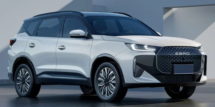 Enlace: Ebro s700 PHEV vs Toyota RAV4 Plug-in: comparamos las autonomías, potencias y precios de estos dos SUV híbridos enchufables