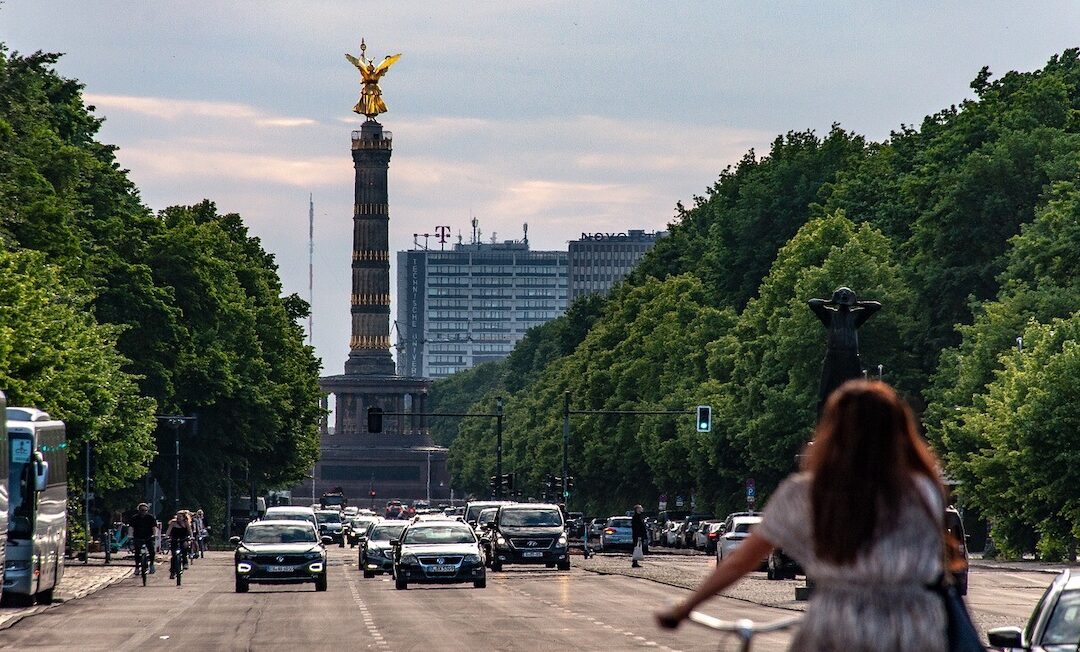 Enlace: Confirmado: Europa se rinde a los coches de gasolina para salvar a las marcas. No tendrán que cumplir con los objetivos de emisiones hasta 2027