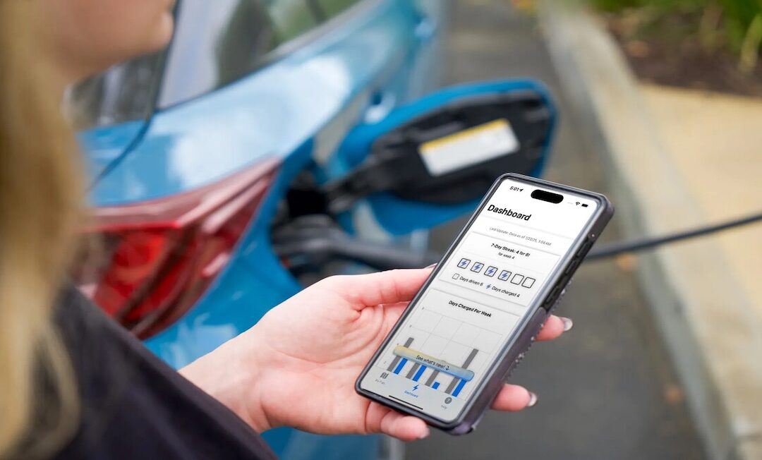 Enlace: Toyota se ha hartado de que la gente no cargue las baterías de sus coches híbridos enchufables, así que ha inventado una app para que lo hagan de una vez. Y funciona