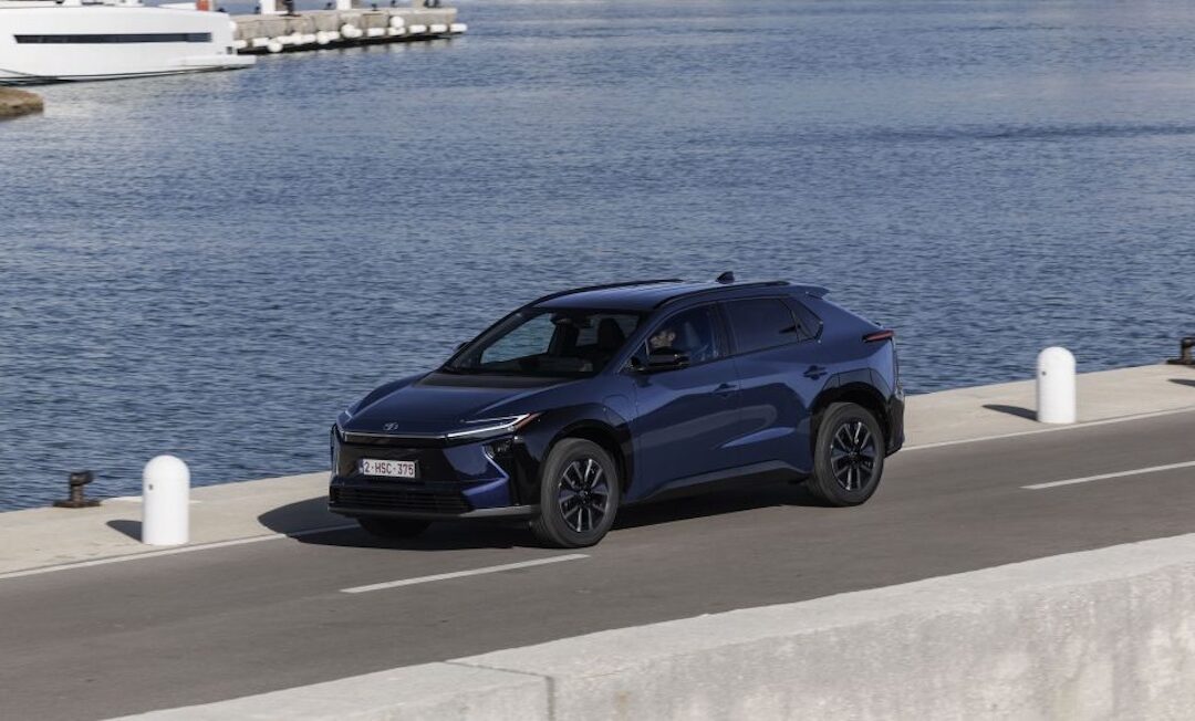 Enlace: Toyota ha mejorado el bZ4X en clave de eficiencia, de mejoras en la recarga y haciéndolo más cómodo y eficaz.