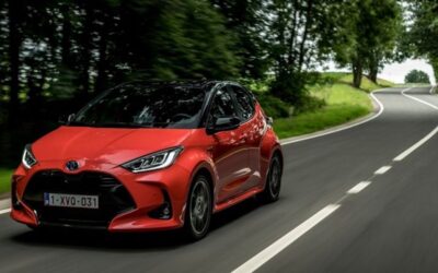 Enlace: Primer anticipo del nuevo Toyota Yaris: así cambiará radicalmente uno de los coches más populares