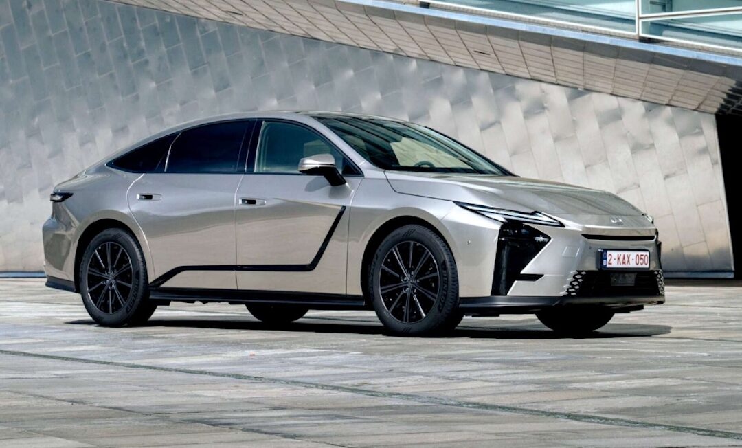 Enlace: El nuevo Lexus ES llega a España con dos versiones eléctricas y una híbrida desde 61.500 euros