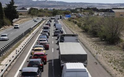 Enlace: Ya está en vigor: España cambia las normas y, a partir de ahora, prohíbe a los conductores que circulen por el carril central en una autopista quedarse parados en caravana